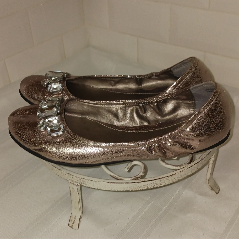 Chinese Laundry Golden Girl Silver Flats Size 9